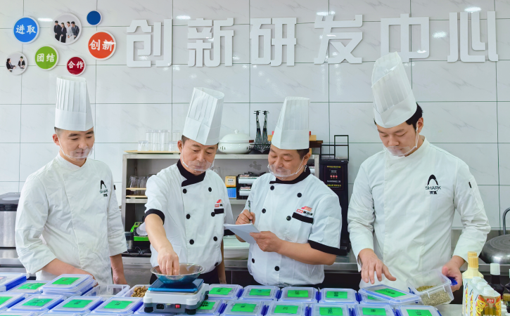 學(xué)無(wú)止境、共享研發(fā)、日積硅步，做餐飲強(qiáng)企